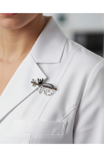 modamira Yeşil Yaprak Detaylı Dalda Uzanan Kedi Broş - Siyah - Ebat 4,5 cm