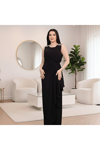 alqarat فستان بيرلا السائل ذو الأكتاف الكريستالية