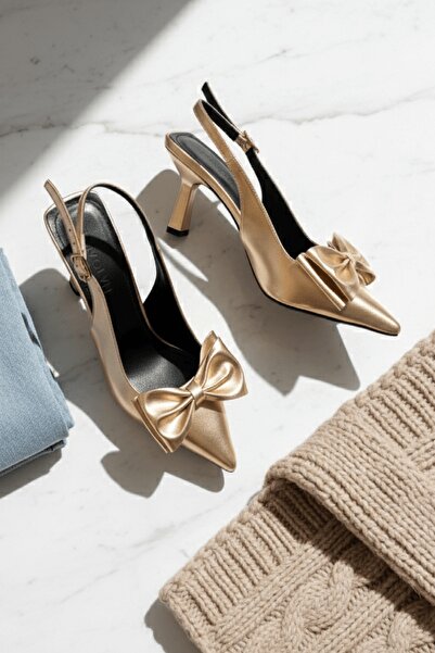 DİVOLYA حذاء بكعب مدبب ومزين بفيونكة ذهبية مرصعة بالألماس (ارتفاع الكعب 7 سم)