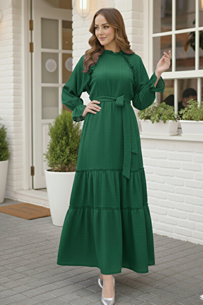 benguen 2084 Модель смарагдово-зелена сукня з поясом і воланами