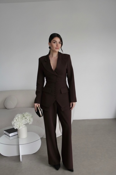 ossons بدلة بليزر ثلاثية القطع بتفاصيل مشدّة باللون البني الداكن