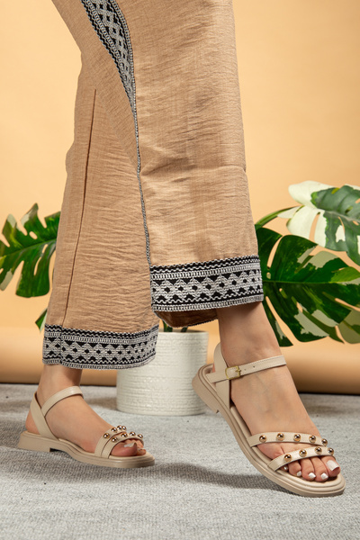 bakacstore Kadın Bej Rengi Aksesuarlı Günlük Sandalet