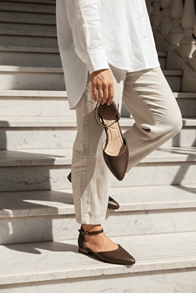 DİVOLYA حذاء باليه يومي بحزام للكاحل ونعل مدبب بلون بني ضبابي ( بكعب 2 سم )