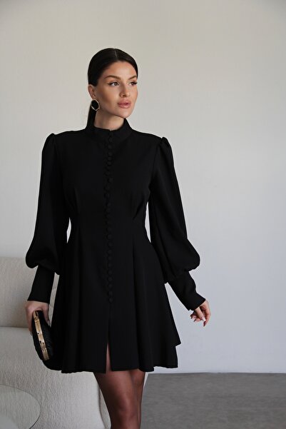 Julidress فستان قصير أسود بياقة عالية وأزرار كاملة وتفاصيل مطوية فاخرة