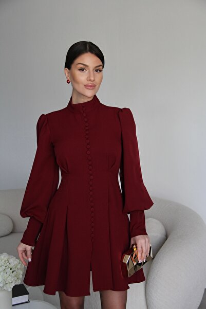 Julidress Rochie mini premium, bordeaux, cu guler înalt, cu nasturi și detali...
