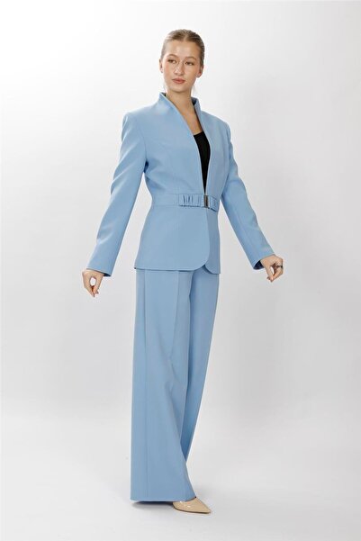 ÖNDER ÖZSOY سترة كلاسيكية بياقة عالية وبنطلون كلاسيكي نسائي بجيوب - سكاي