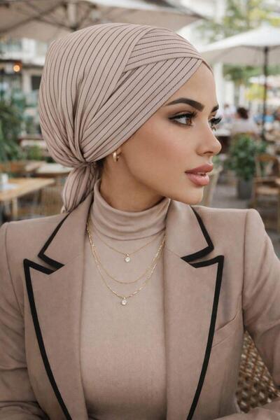 Aişe tesettür Μπεζ ριγέ καπέλο με χιαστί λουράκια