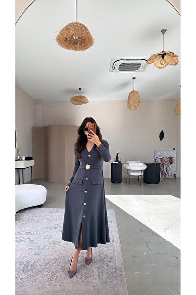 Buket Teke فستان طويل من قماش المودال بلون أنثراسايت وياقة على شكل حرف V مع إ...