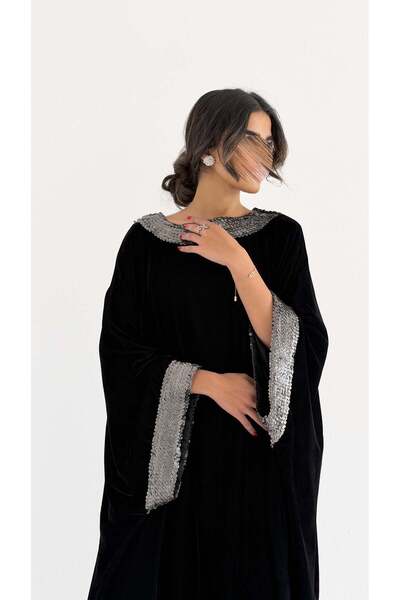 AYA MWJ002 - جلابية مخمل اسود مع اضافة كلفة في الياقة والاكمام