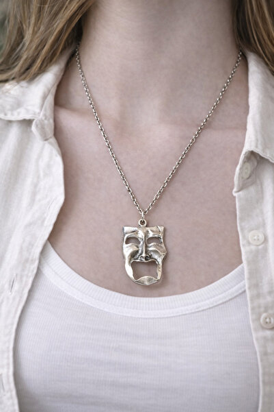 HER ŞEY NOTA www.herseynota.com قلادة على شكل قناع مسرحي معدني - قلادة بتصميم...