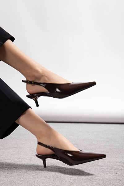 Entella Store Kate Brown Pantofi cu toc de 3 cm din piele lacuita, cu vârf as...