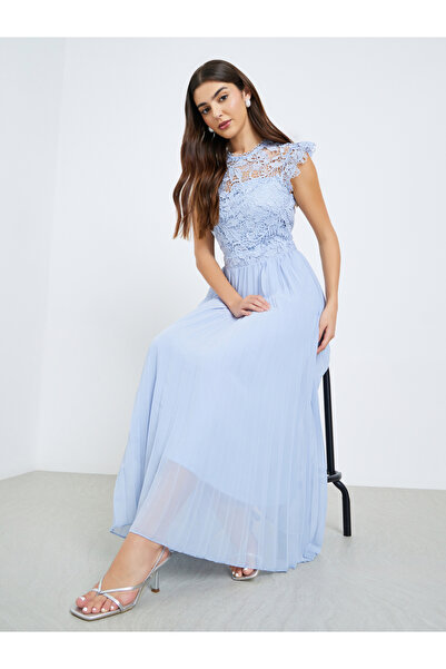 Styli Women Blue Lace Sleeveless Pleated Midi Dress