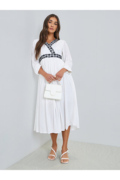 Styli فستان ميدي أبيض مطرز بالدانتيل بتصميم A-Line للنساء