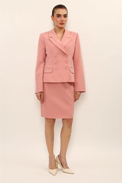 ÖNDER ÖZSOY سترة رجالية بياقة وأزرار وتنورة قصيرة ضيقة بفتحة صغيرة - بودرا