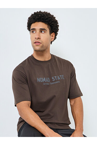 Styli تي شيرت رجالي كبير الحجم بطبعة جرافيكية باللون البني