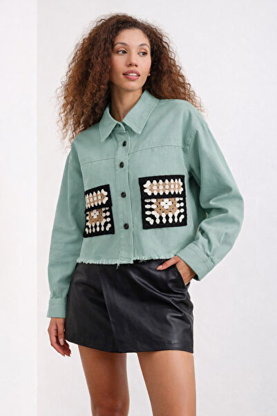 Hatun Atila جاكيت قصير من الدنيم بتفاصيل جيب محبوك 8572