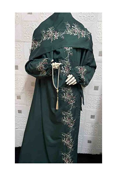 Gerenic Women's prayer shawl embroidered in dark green.