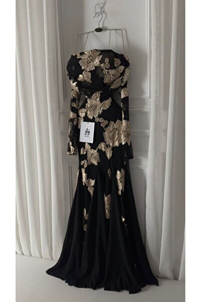 WOW A luxurious evening dress that combines classic elegance with modern touc...