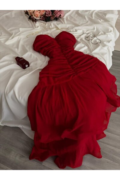 NASMA A red dress with an attractive feminine design