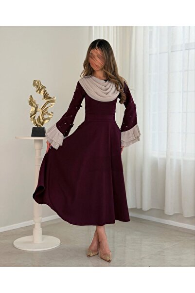 ELEEN EST A stylish burgundy dress with a regal cut and embroidered sleeves, ...