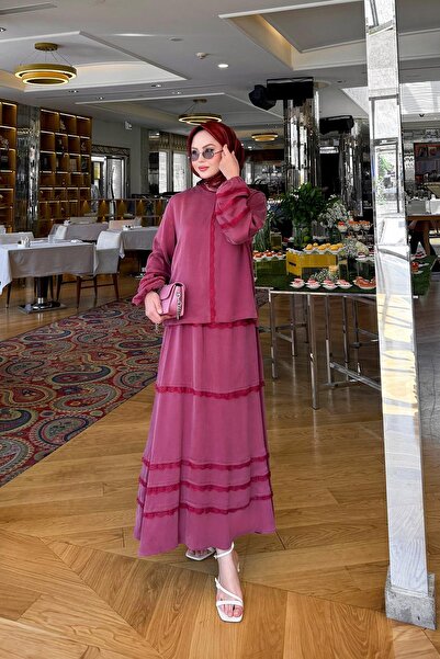 Levidor طقم تنورة كوبرا مخططة بالدانتيل باللون العنابي