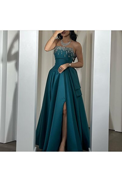 NASMA A luxurious emerald green evening dress with an elegant, feminine design ✨