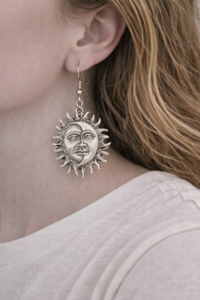 HER ŞEY NOTA www.herseynota.com Face Detailed Sun-Shaped Metal Figure Earring...