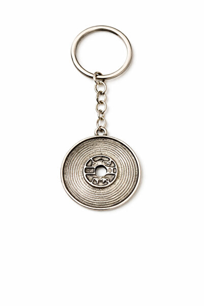 HER ŞEY NOTA www.herseynota.com Breloc cu figurină metalică cu model circular...