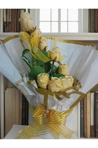 AHŞAP SAKSIDA SARI GÜL VE YEŞİL YAPRAKLAR İLE DİZAYN EDİLMİŞ SEVGİLİLER GÜNÜ HEDİYESİ