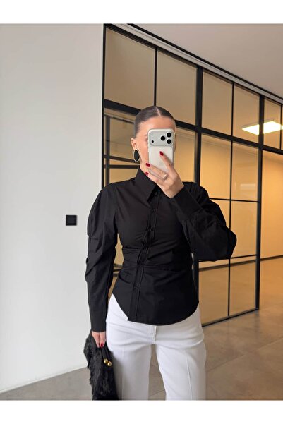 BB Bensu Buyruk Cămașă neagră cu guler tip bavetă și șnururi la gât.