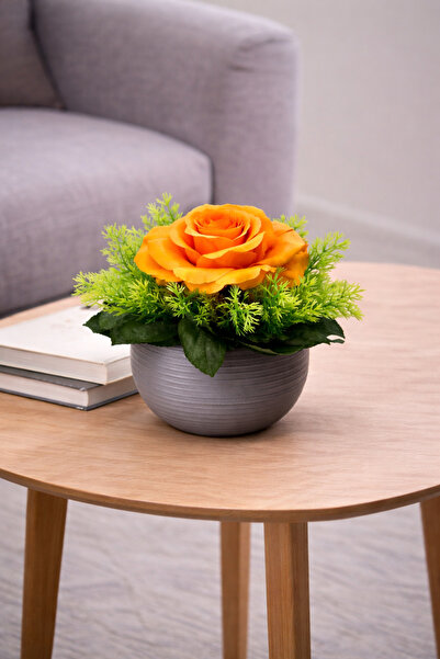 fesleğen çiçek Τεχνητή σύνθεση τριαντάφυλλων πορτοκαλί ροζ σε διακοσμητική γλ...