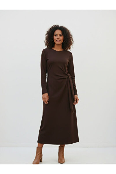 MONJER فستان نسائي بني اللون بتفاصيل عقدة عند الخصر وفتحة جانبية وقماش مرن محبوك