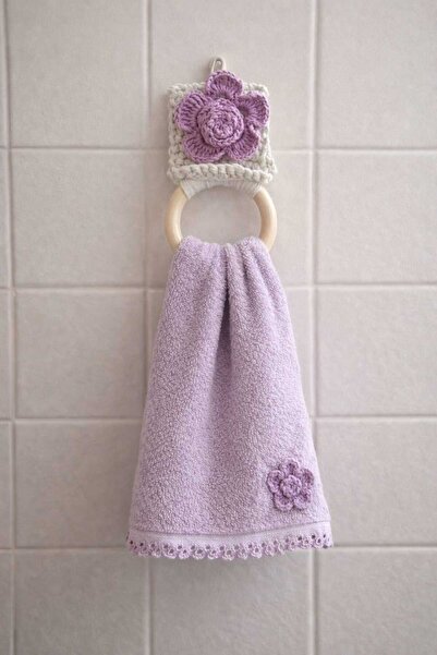 atamergrup El Yapımı Tığ İşi Çiçekli Ahşap Halkalı Banyo Havlu Askısı – Lila