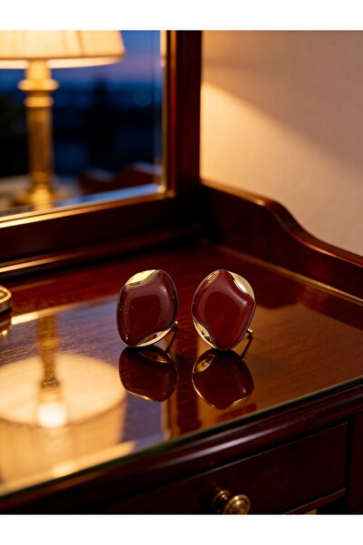 ayoljewelry أقراط من الفولاذ الأحمر الداكن بتفاصيل ذهبية
