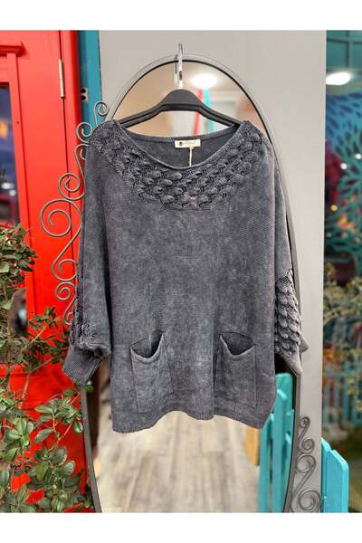 Yılday Gür Butik سترة تريكو بياقة مخرمة وتفاصيل جيب من الأنتراكسيت