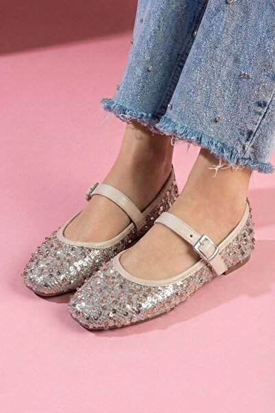 FUGA MODA حذاء باليرينا من سولارو باللون البيج مزين بالترتر ومشبك من النيكل و...