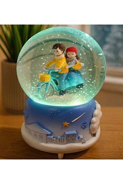 KAR KÜRESİ KAR ALTINDA BİSİKLET SÜREN ROMANTİK ÇİFT