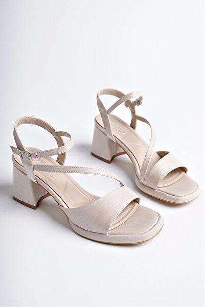 stoneclass حذاء نسائي بكعب سميك ونعل طبي يكمل تصميمه العصري والأنيق.