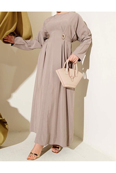 Butik Gold Aksesuar Detaylı Pileli Uzun Elbise