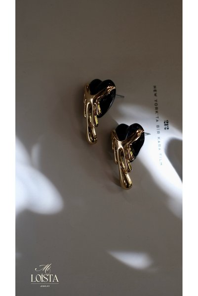 Mi Loista Jewelry أقراط ذهبية بتصميم قلب أسود مفصل وتفاصيل متدلية