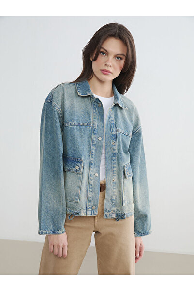 LC Waikiki جاكيت جينز نسائي من Indigo Shirt Collar O قصة فضفاضة