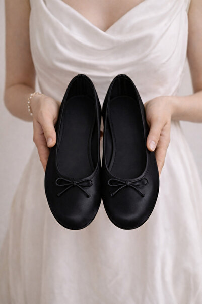 FootFrenzy حذاء باليه نسائي من ماريا مصنوع من الساتان ومزين بفيونكة - حذاء با...