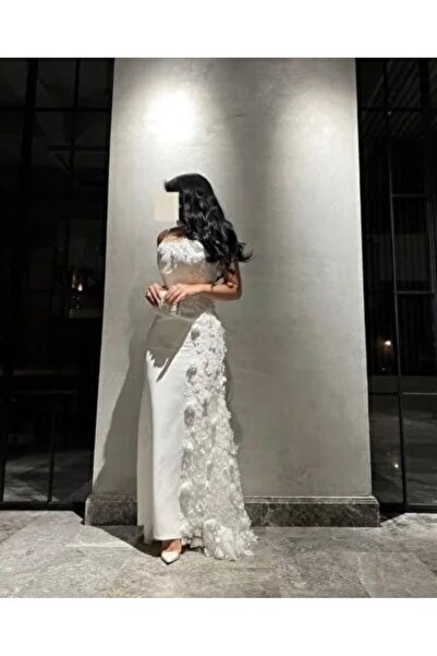 Special-DIARA A luxurious white evening dress with a "Cabley" design.