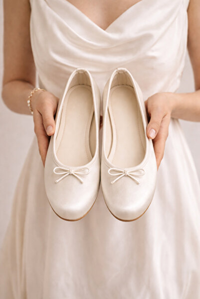 FootFrenzy حذاء باليه نسائي من ماريا مصنوع من الساتان ومزين بفيونكة - حذاء با...