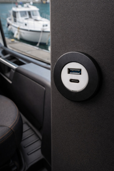 12V USB , Type-C Şarj Soketi | Çekme Karavan, Tekne ve Ticari Araç Uyumlu | Panel Tipi