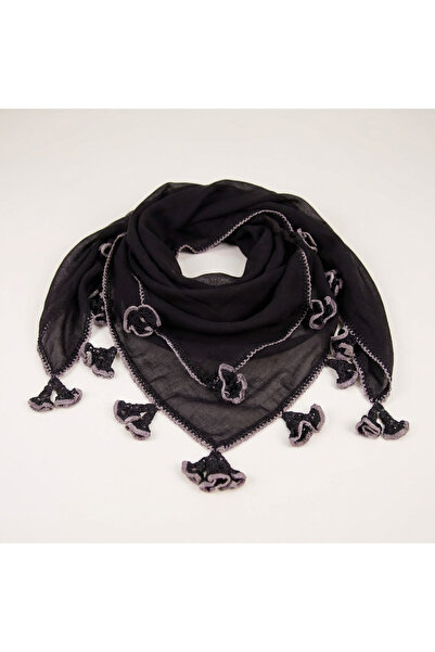 FunoonAlhiyakah A veil made of voile fabric with hand-crocheted edges.