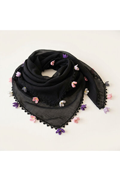 FunoonAlhiyakah A veil made of voile fabric with hand-crocheted edges.