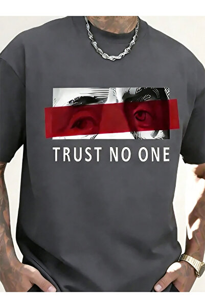 SUNFREE تي شيرت مطبوع عليه عبارة TRUST NO ONE بأكمام قصيرة ومقاس كبير
