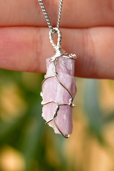 TAŞÇIZADE Kunzite Stone Raw Wire Wrapped Natural Stone Necklace
