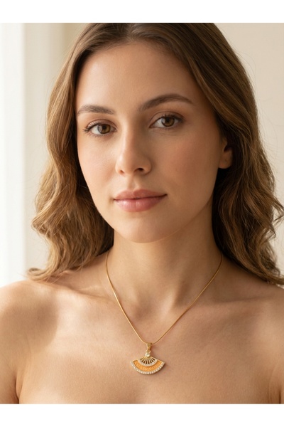 Craftique قلادة نسائية من الفولاذ باللون الذهبي مرصعة بحجر الزركون على شكل مر...